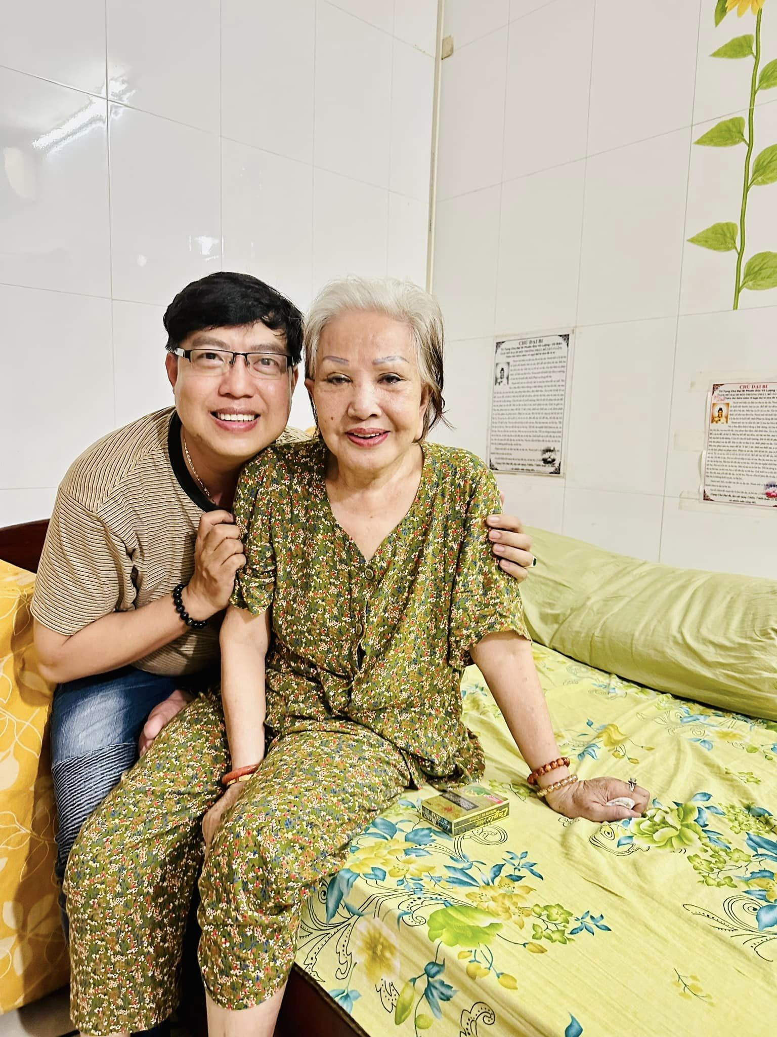 Nghệ sĩ Hồng Nga rạng rỡ khi được người quen đến thăm.