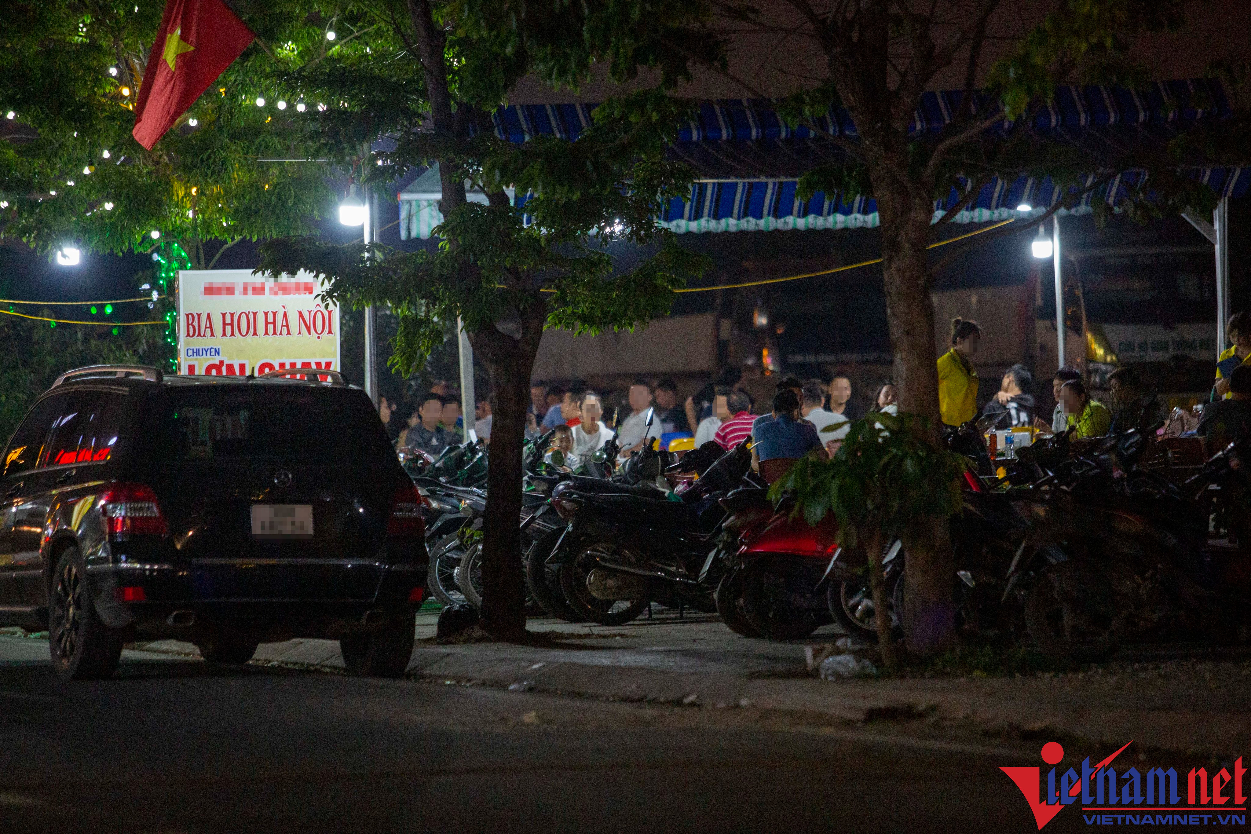 Các hàng quán ngang nhiên làm mái che để kinh doanh.