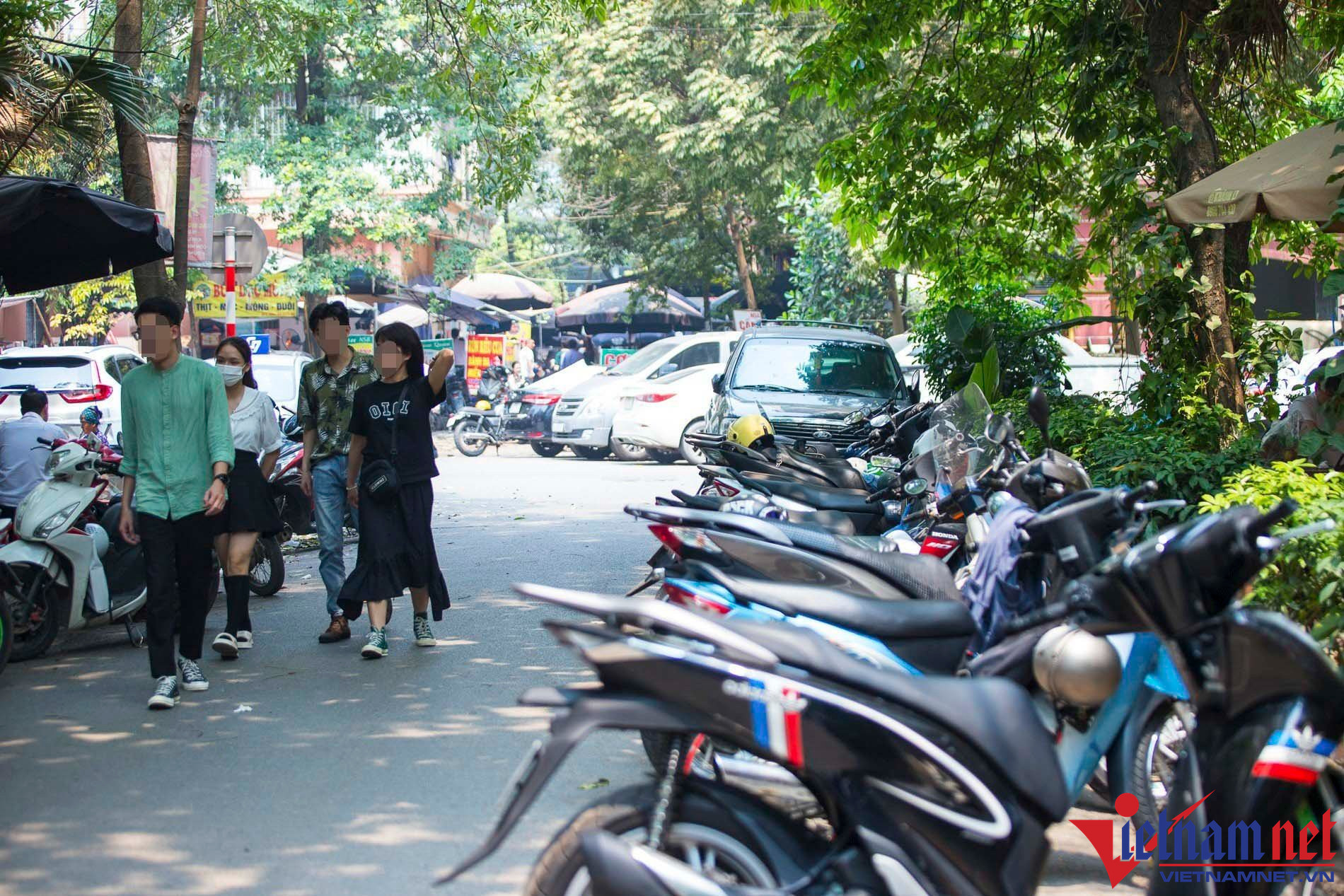 Người đi bộ buộc phải đi giữa lòng đường.