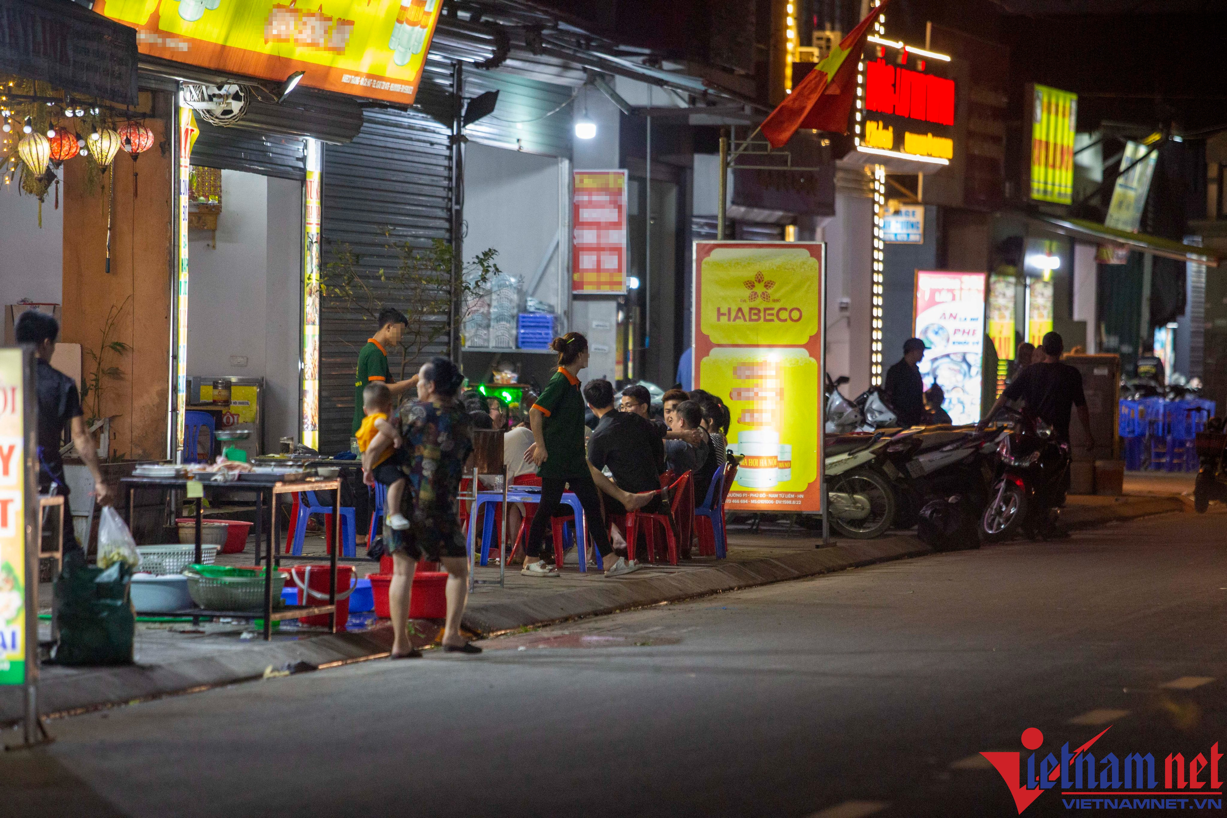 Tại phố Hồng Đô (phường Phú Đô, quận Nam Từ Liêm), vỉa hè cả 2 bên đường đều bị các hàng quán chiếm dụng.