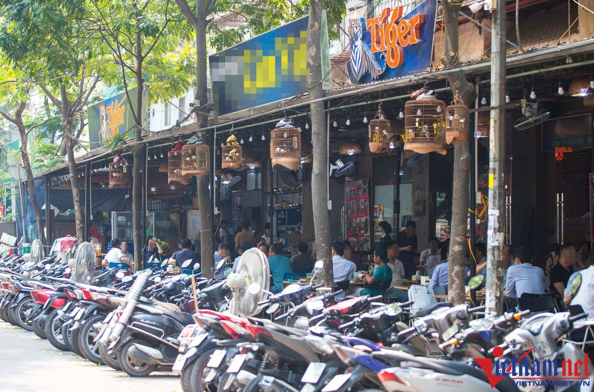 Tại đây, lòng đường bị chiếm dụng làm nơi để xe cho khách.