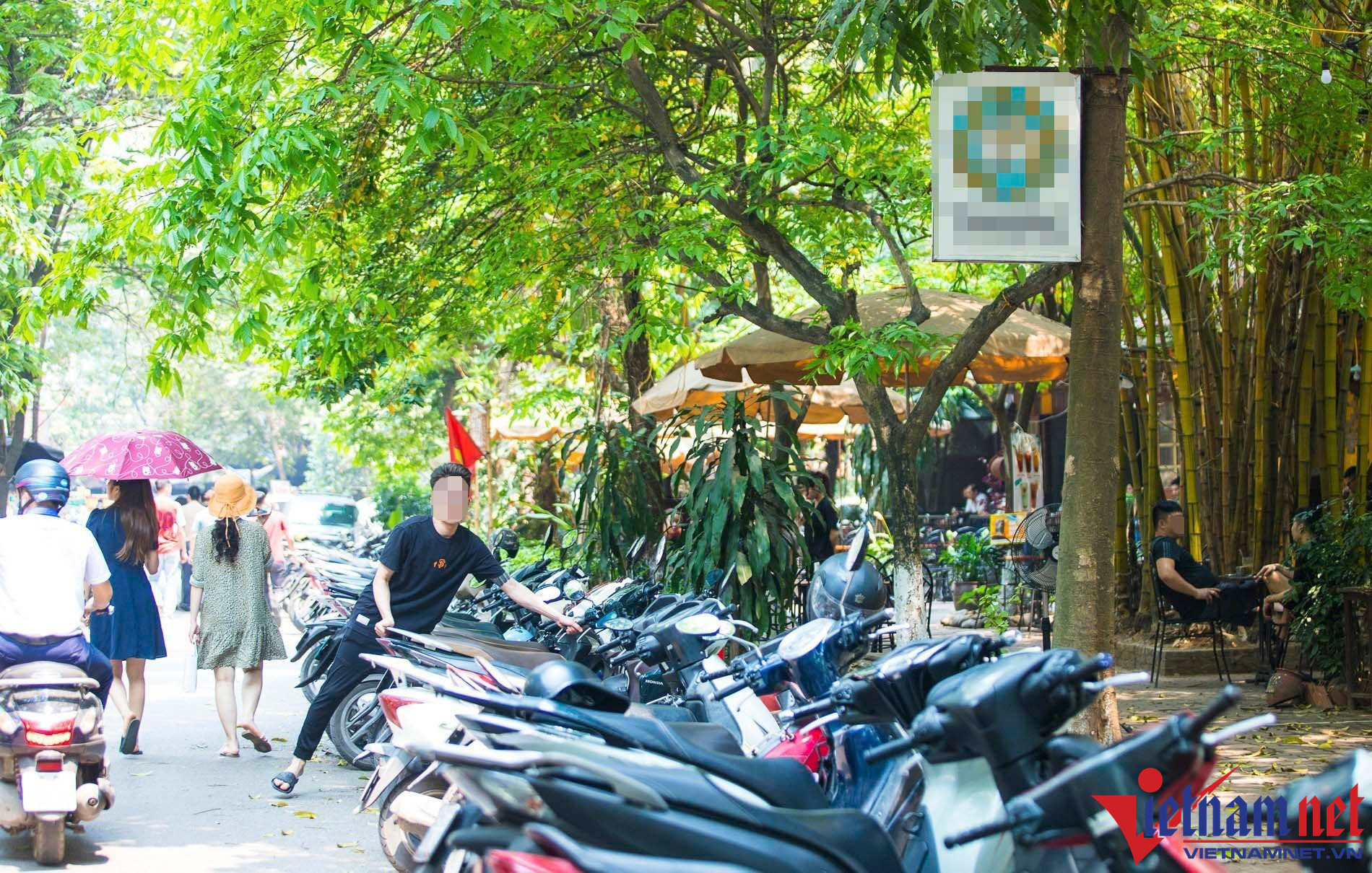 Xe máy của khách xếp hàng dài dưới lòng đường.