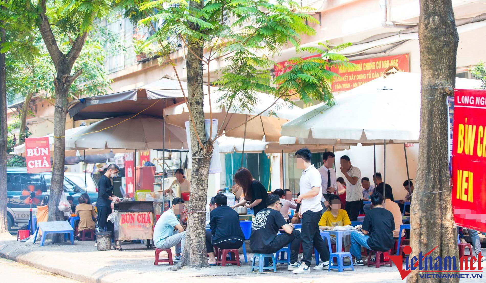 Vỉa hè vẫn bị chiếm dụng làm nơi kinh doanh tại khu N6B Trung Hoà - Nhân Chính, phường Nhân Chính, quận Thanh Xuân.