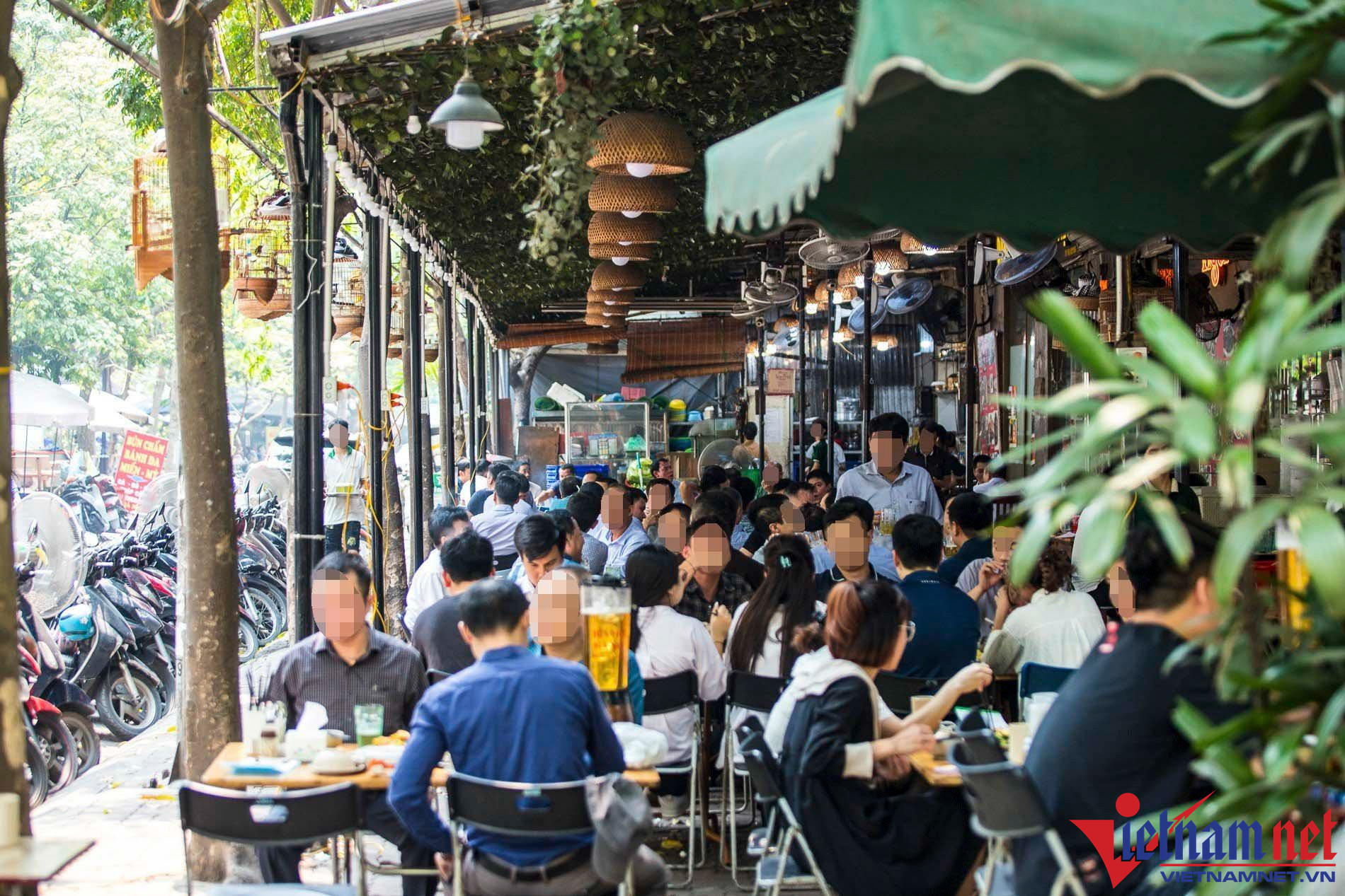 Nhiều quán bia trên phố Nguyễn Thị Thập làm cả mái che ngoài vỉa hè để kinh doanh.