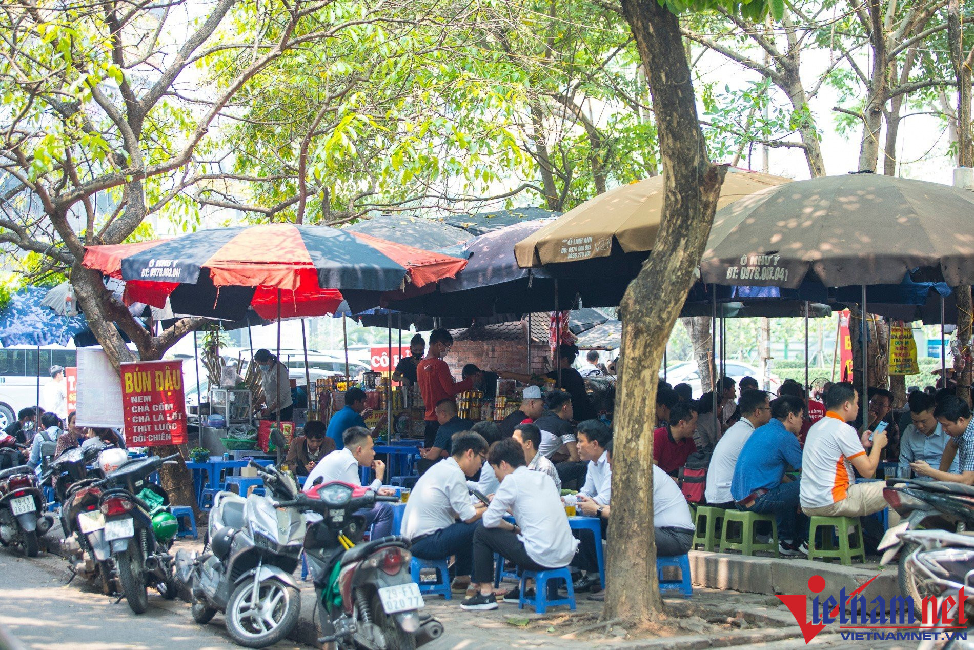 Các hàng quán ngang nhiên chiếm dụng vỉa hè tại phố Nguyễn Thị Thập, phường Nhân Chính, quận Thanh Xuân.