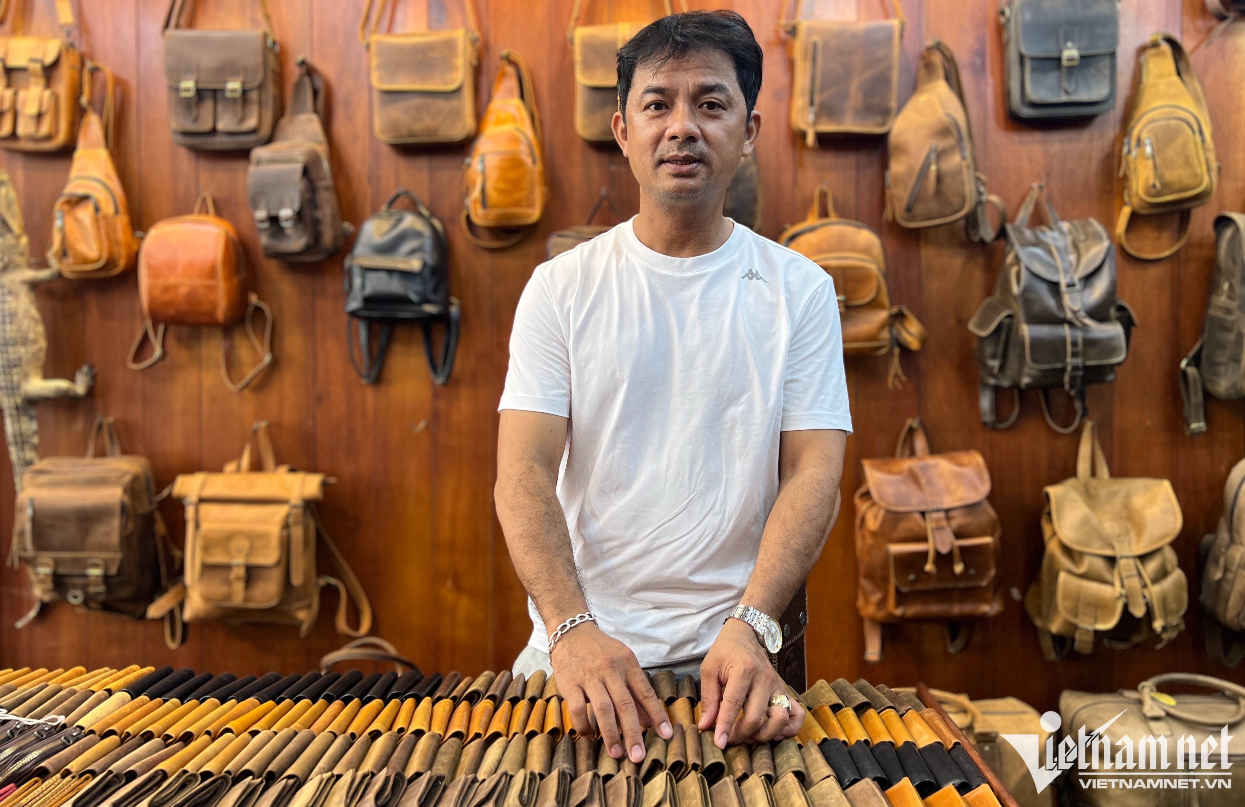 Anh Đặng Bảo, chủ cửa hàng da