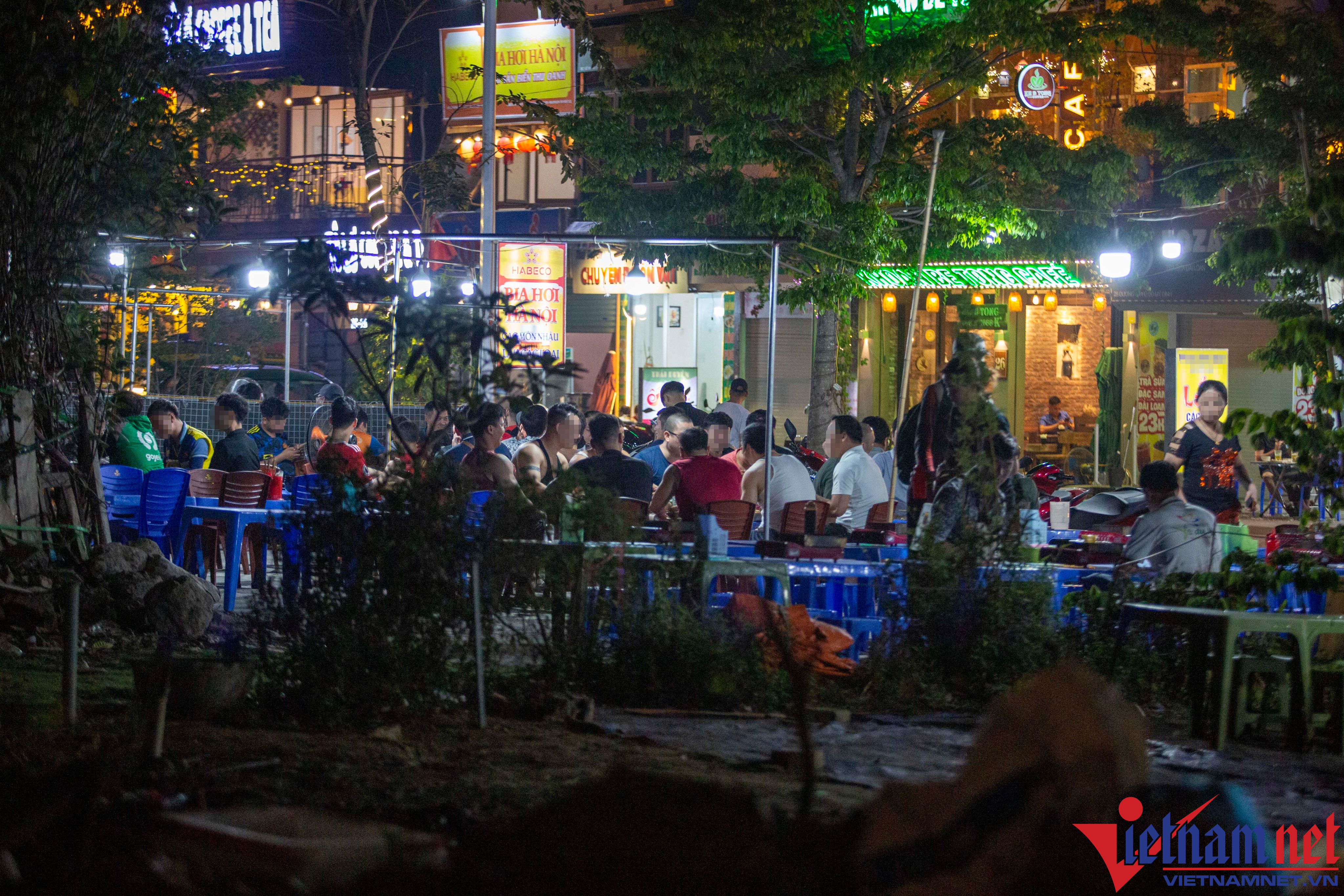 Vỉa hè rộng hay chật cũng bị tận dụng làm nơi kinh doanh.