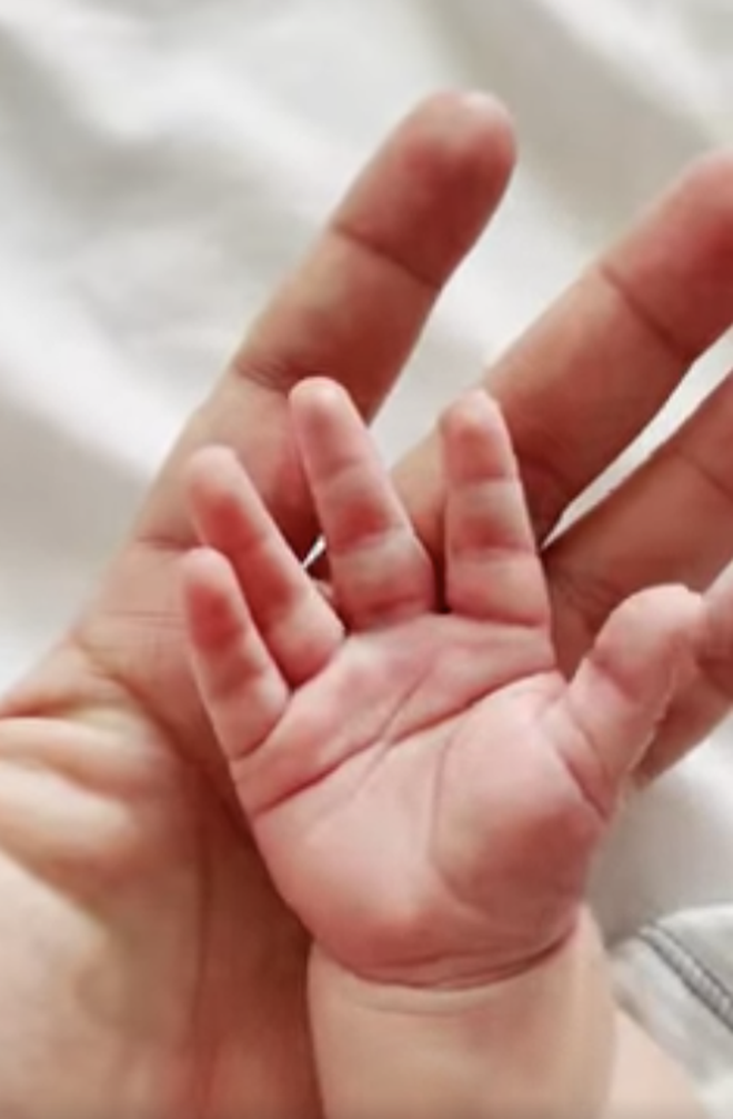 Múi Xù xúc động nghẹn ngào, thích ngắm nhìn con mãi bé nhỏ trong vòng tay của mình