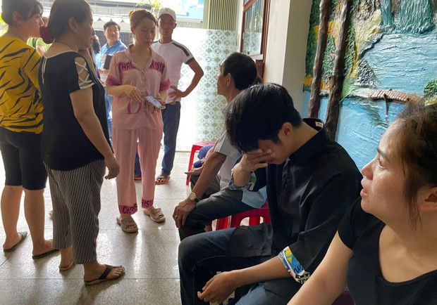 A liên tục khóc nức nở trước sự ra đi đột ngột của mẹ