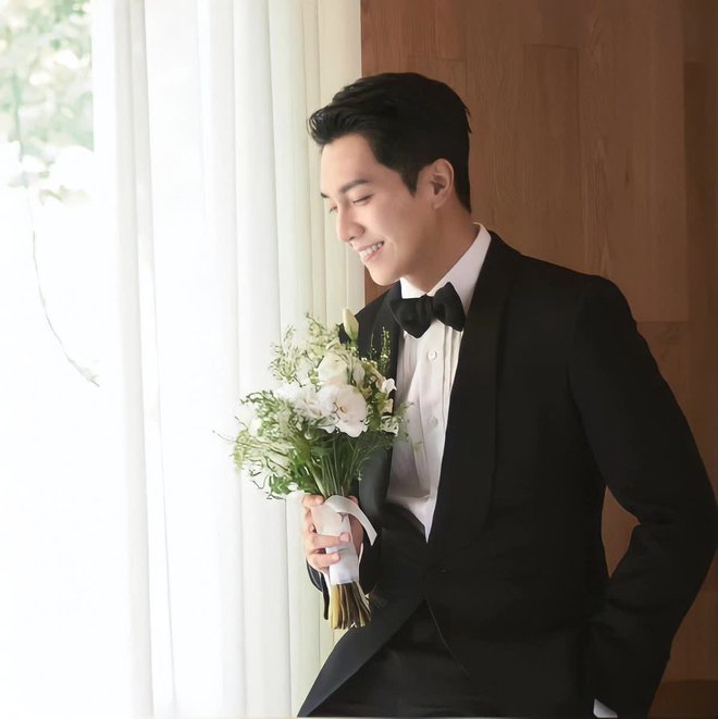 Lee Seung Gi đã từng chụp ảnh quảng cáo cho rất nhiều thương hiệu áo cưới, và nay loạt ảnh này đã được các blogger mang ra làm 