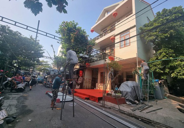 Người dân phụ giúp gia đình ông T. chuẩn bị lo hậu sự cho bà B.