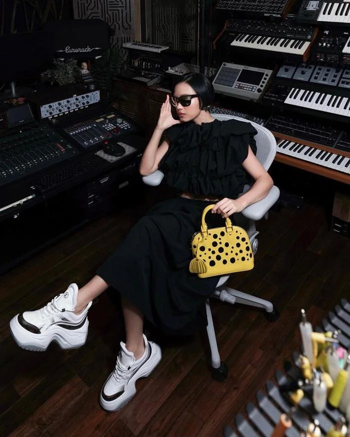 Không những thế, Châu Bùi còn ghi điểm nhờ thời trang đơn giản và thần thái, cách tạo dáng chuẩn fashionista