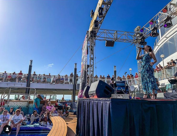 Hình ảnh Laura Benanti chia sẻ cùng thông báo sảy thai. Đây chính là bức ảnh chụp lại lúc cô đang trình diễn trên du thuyền Broadway