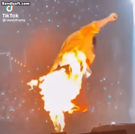 Jaehyuk bị bắt lửa trên sân khấu