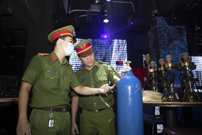 1 bình khí N20 (nghi là bóng cười, bơm để bán cho khách).