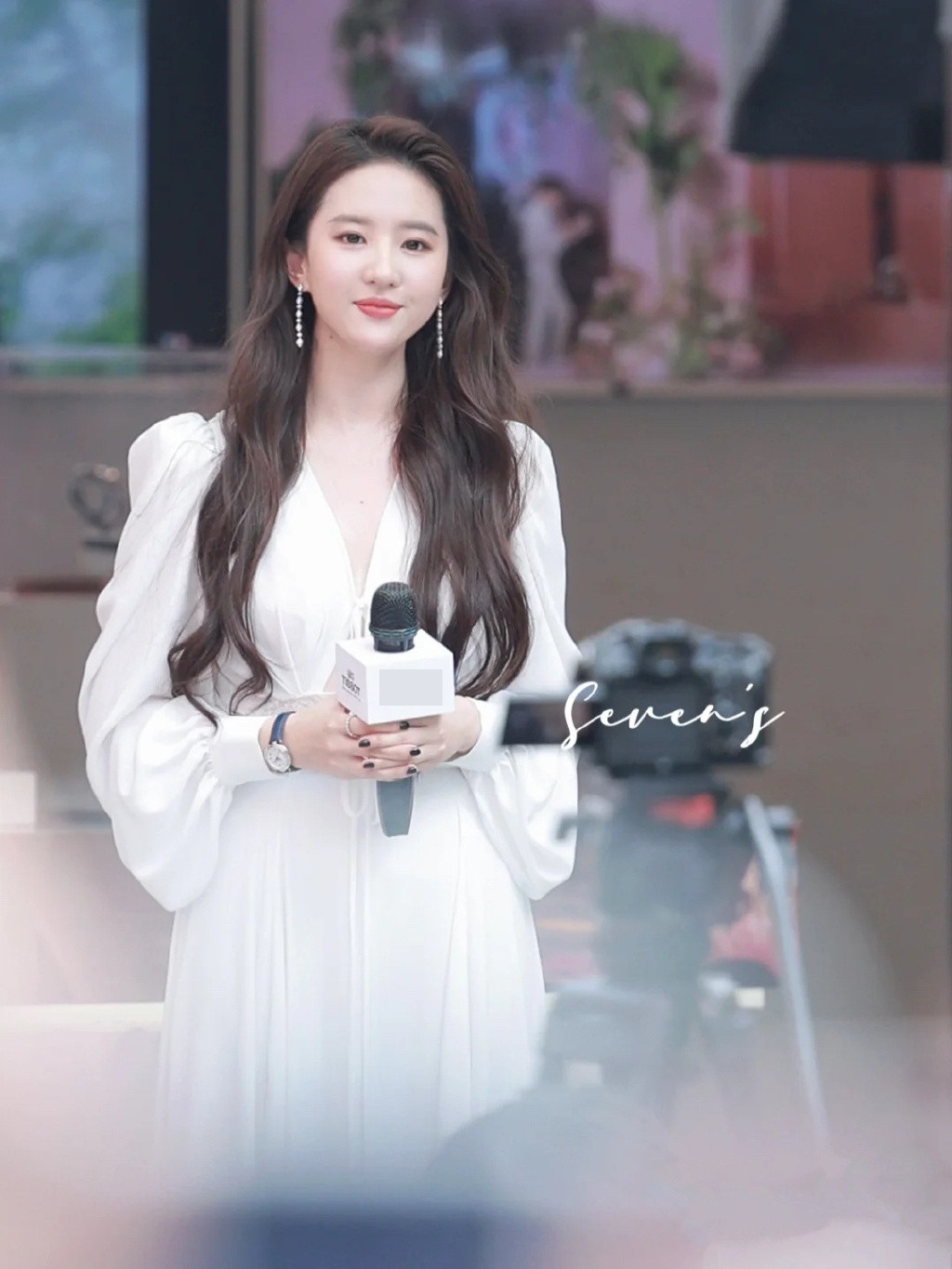 Sau thành công của Gia tộc kim phấn, Lưu Diệc Phi tiếp tục để lại tên tuổi trong phim Thiên Long Bát Bộ 2003. Cô vào vai Vương Ngữ Yên khi mới 16 tuổi. Dù là phim cổ trang đầu tay, gương mặt còn non nớt, nhưng nhiều khán giả nhận xét cô hoàn thành tốt vai diễn. Thành công với nhân vật Vương Ngữ Yên, cô bắt đầu được khán giả gọi với biệt danh 