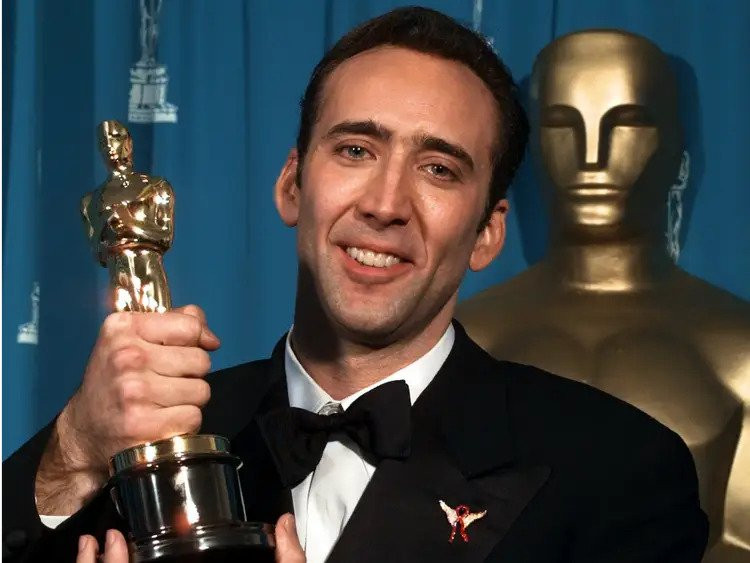 Nicolas Cage nhận tượng vàng Oscar năm 1996. 