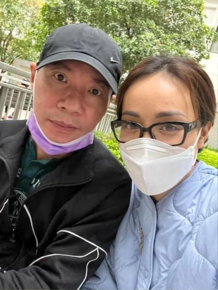 Trong suốt hành trình NSND Công Lý điều trị bệnh, Ngọc Hà là người kề vai sát cánh cùng anh trong mọi hoàn cảnh.