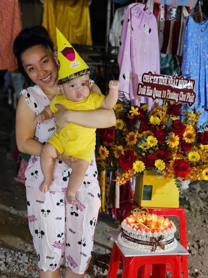 Vợ Lê Dương Bảo Lâm nở nụ cười rạng rỡ khi nhận được sự quan tâm của chồng