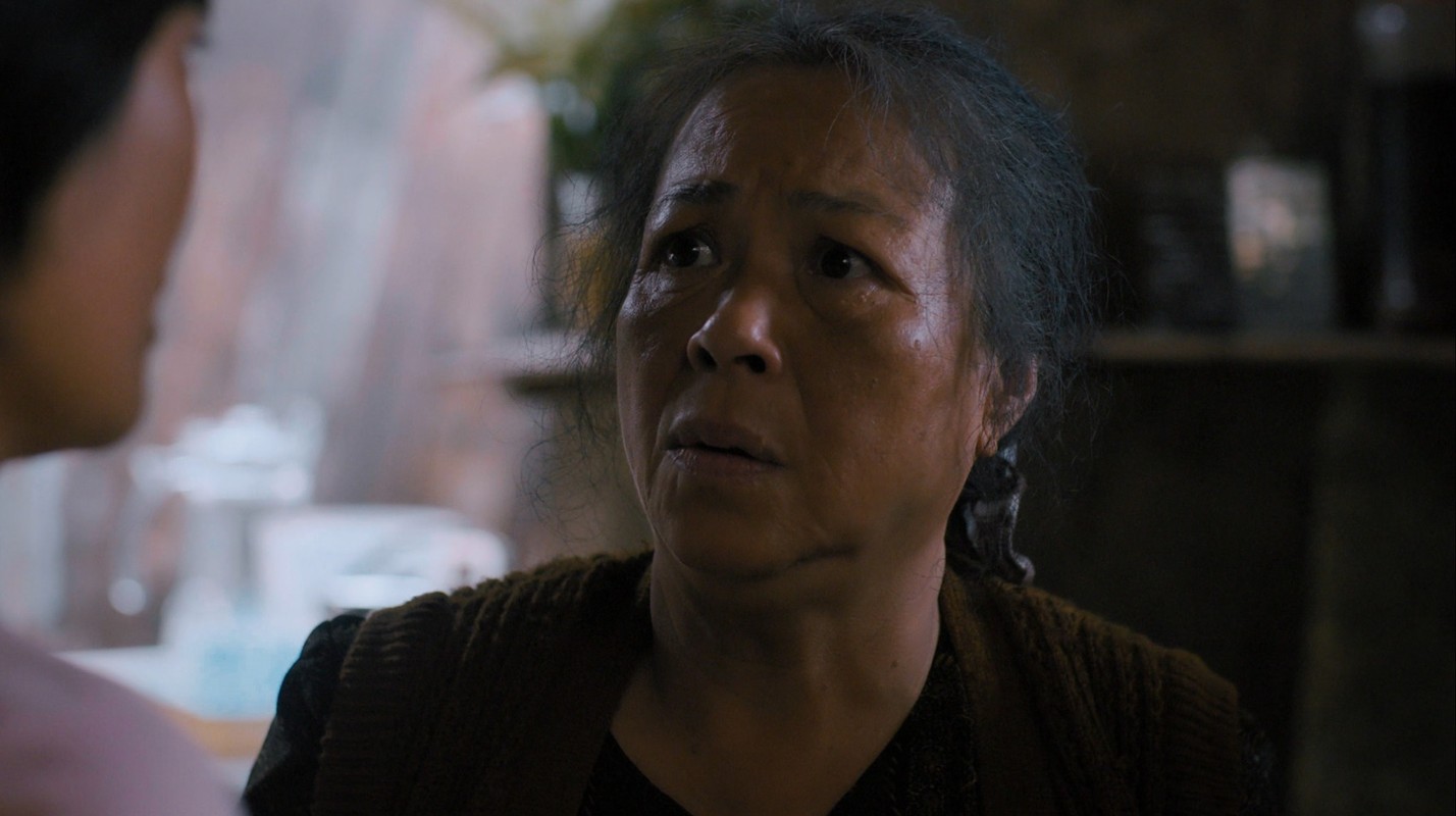 Khác với nhiều vai diễn trước đây, vai bà Tình của nữ nghệ sĩ hiền lành, cam chịu và hết lòng yêu thương con dâu khi cả hai sống trong cảnh nương tựa nhau giữa khu ổ chuột ở xóm chợ nghèo nơi gầm cầu. Ảnh: VFC.