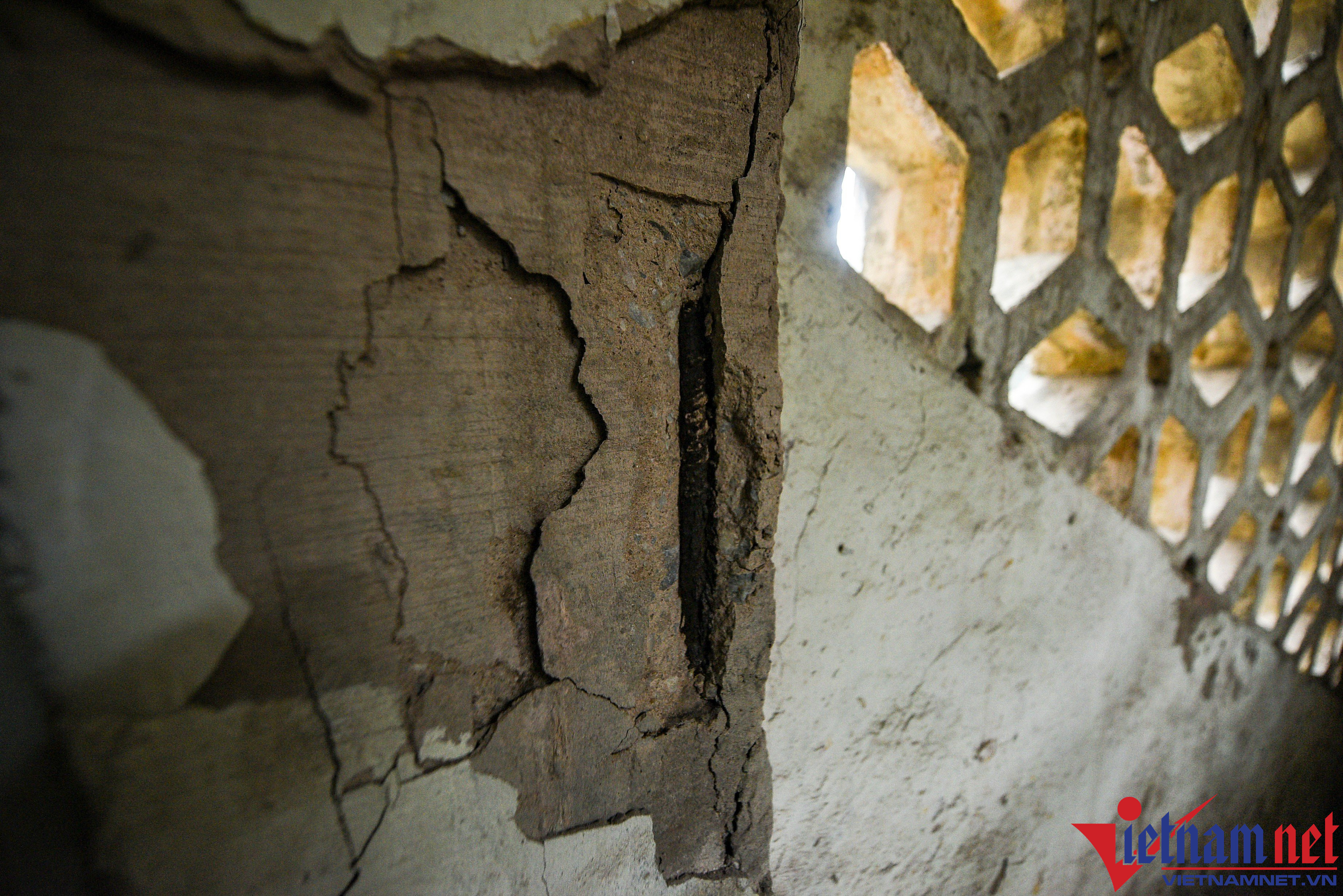 Những mảng tường nứt vỡ