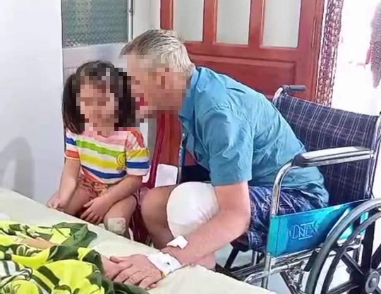 Chồng nạn nhân V.A và con gái