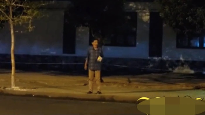 Hình ảnh nghệ sĩ Thương Tín đi lang thang giữa đường được một khán giả bắt gặp. 