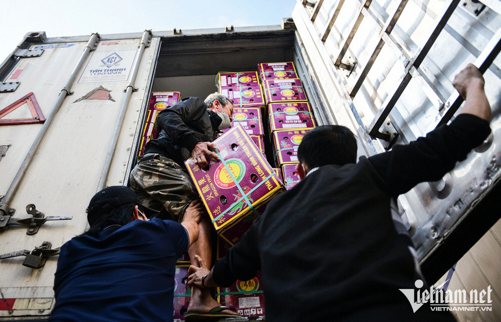 Xe chở rau quả xuất khẩu sang Trung Quốc tăng mạnh (Ảnh: Thạch Thảo)