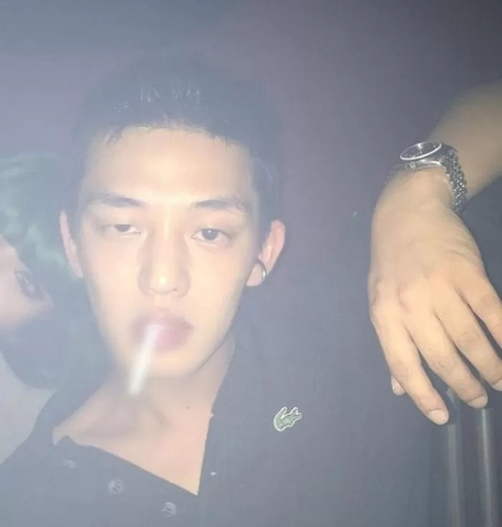 Yoo Ah In cùng nhóm bạn của mình hay ghé thăm các câu lạc bộ ở Itaewon.