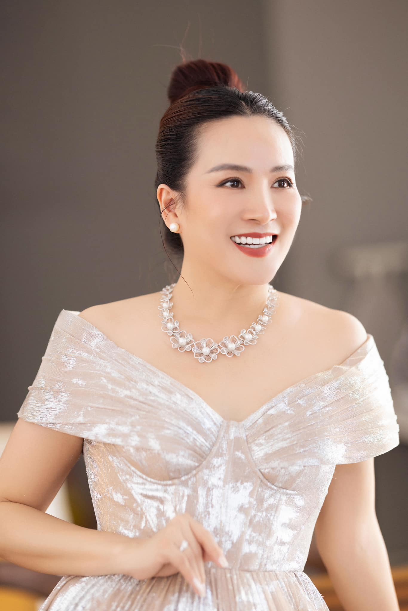 Hiện tại, Bình Minh không còn hoạt động showbiz nhiều mà tập trung kinh doanh. Anh Thơ vừa điều hành doanh nghiệp của mình, hỗ trợ sự nghiệp của chồng lại vừa quán xuyến mọi việc lớn nhỏ trong gia đình. Nam diễn viên không giấu sự khâm phục vợ, thường gọi chị là 