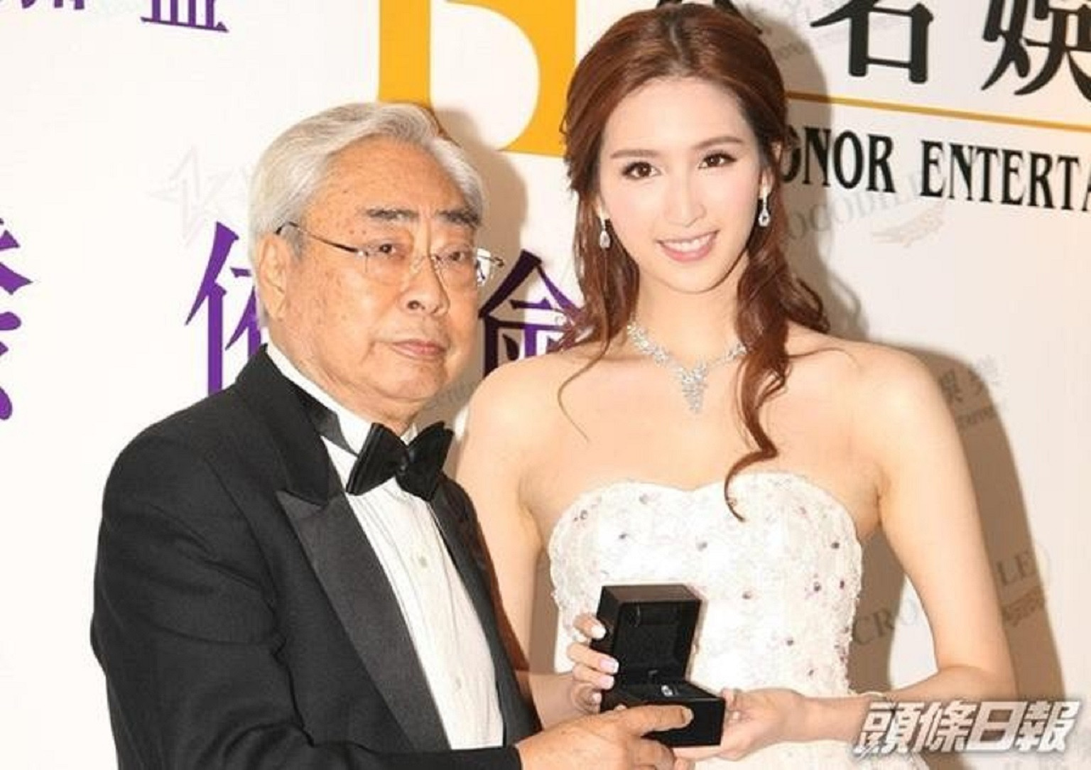 Hà Ngạo Nhi bị chỉ trích cặp kè người đáng tuổi cha mình chỉ vì tiền.