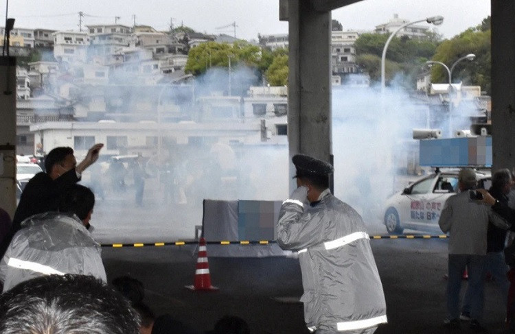 Làn khói bốc lên từ vật thể. Ảnh: Mainichi