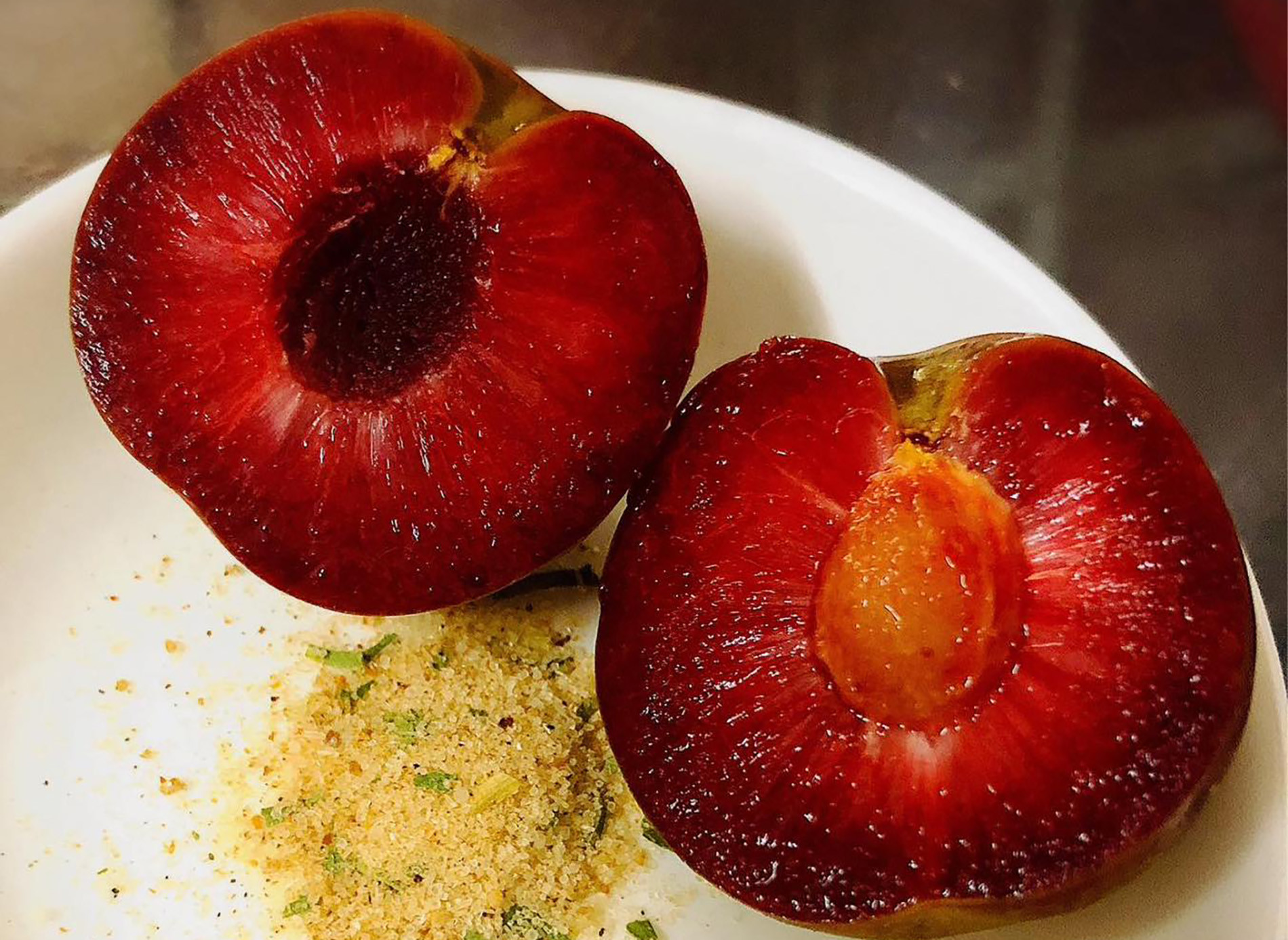 Thời điểm này mận hậu chớm vụ thu hoạch, thế nên những quả mận Vip ăn vẫn có chút chua nhẹ (Ảnh: Thuý Hoà)