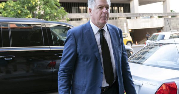 Luật sư Evan Corcoran đến tòa án liên bang ở Washington ngày 22-7-2022. Ảnh: AP