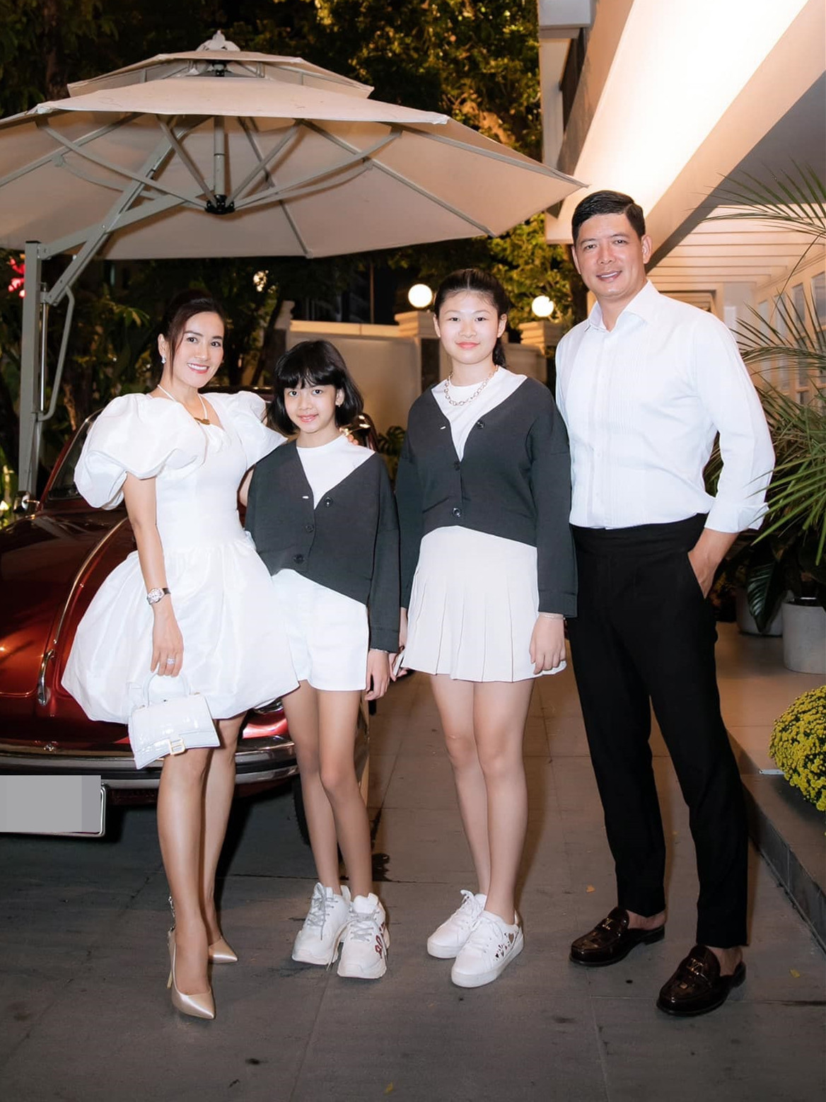 Vợ chồng Bình Minh thường xuyên chia sẻ những khoảnh khắc hạnh phúc của gia đình trên mạng xã hội. Khán giả nhận xét An Nhiên giống mẹ còn An Như là “bản sao