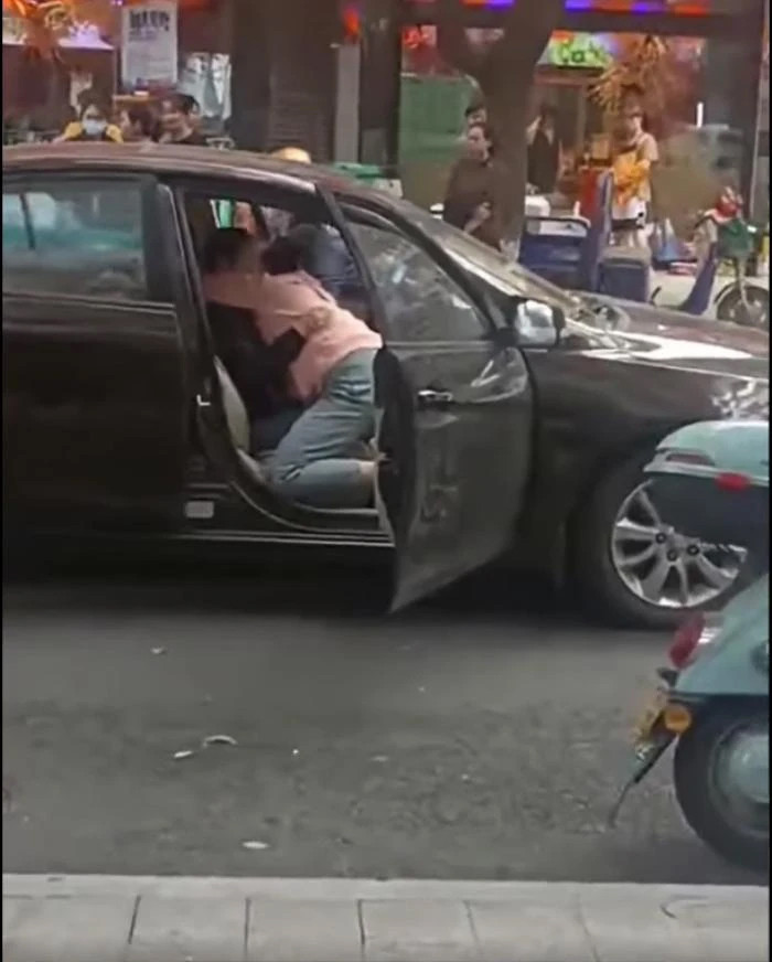 Cô vợ bắt quả tang chồng ngoại tình nhưng lại lao vào xe, ôm nhân tình của anh ta khóc nức nở. 