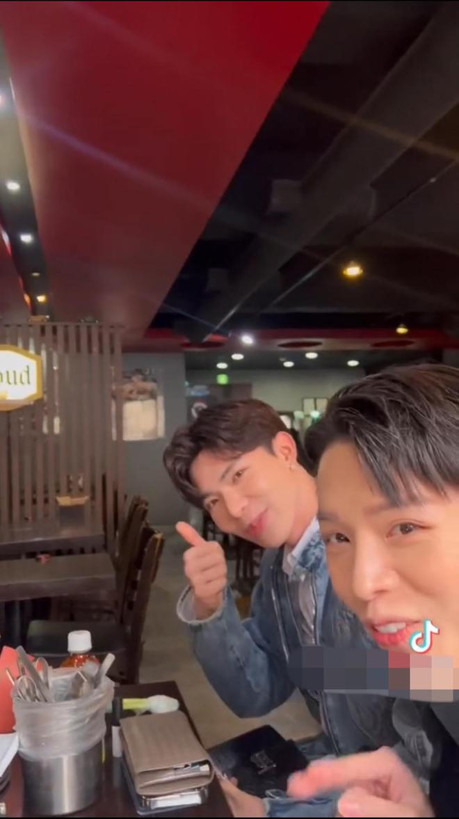 Văn Toàn cười suốt trong buổi sinh nhật bất ngờ mà Hòa Minzy tổ chức (Nguồn: Ảnh cap màn hình clip Hòa Minzy)