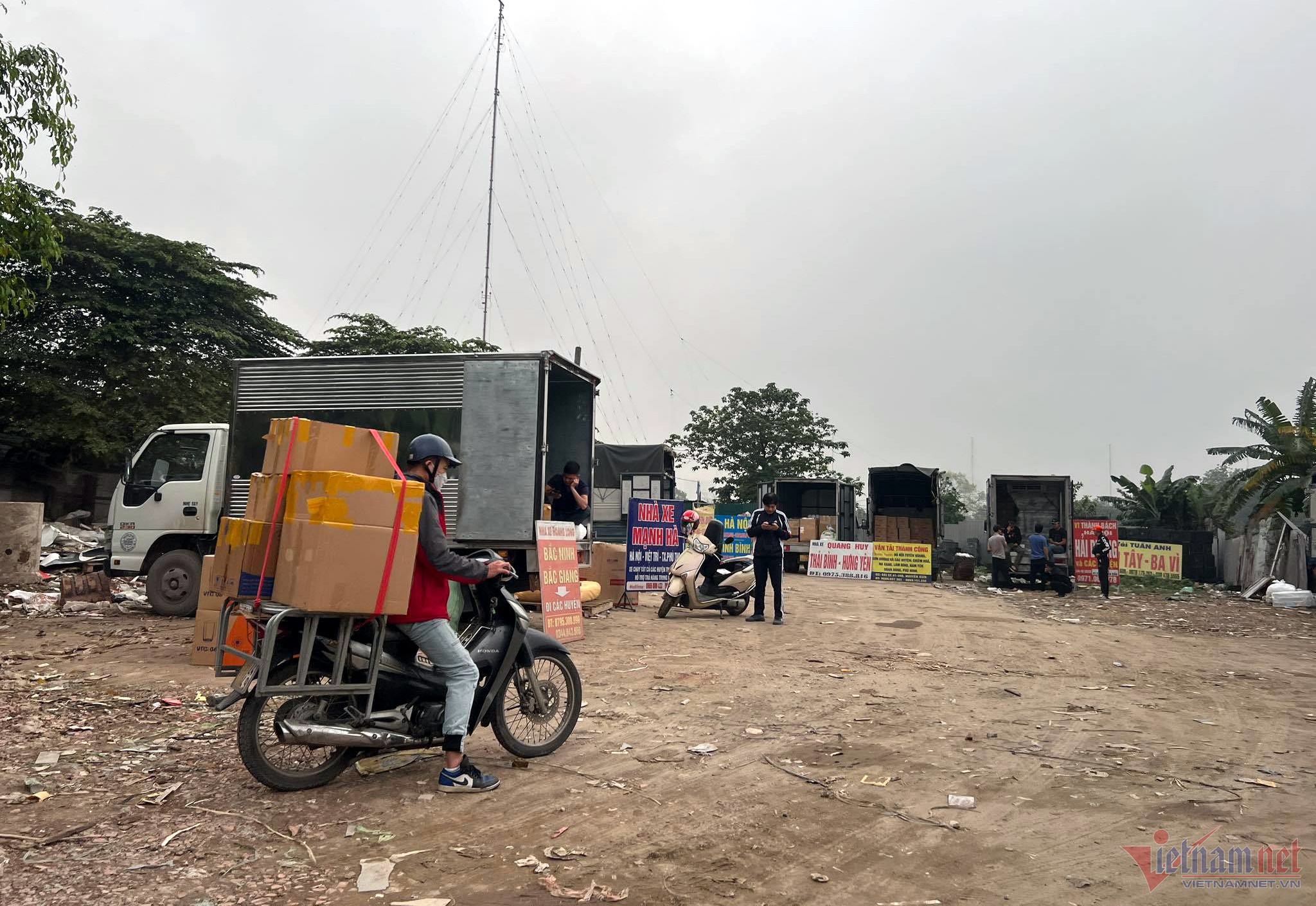 Bãi xe tự phát trên địa bàn xã Tân Triều, huyện Thanh Trì. Ảnh chụp ngày 11/4