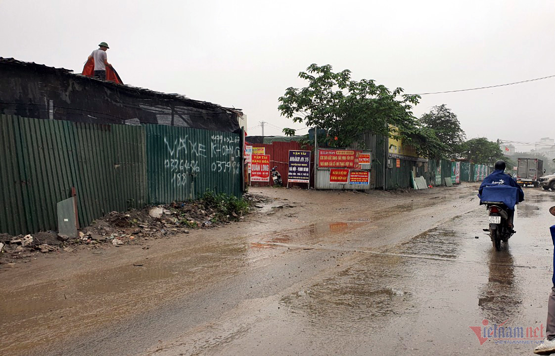 Bãi xe tự phát ở ngõ 300 đường Nguyễn Xiển, xã Tân Triều vẫn mở cửa hoạt động. Ảnh chụp ngày 13/4