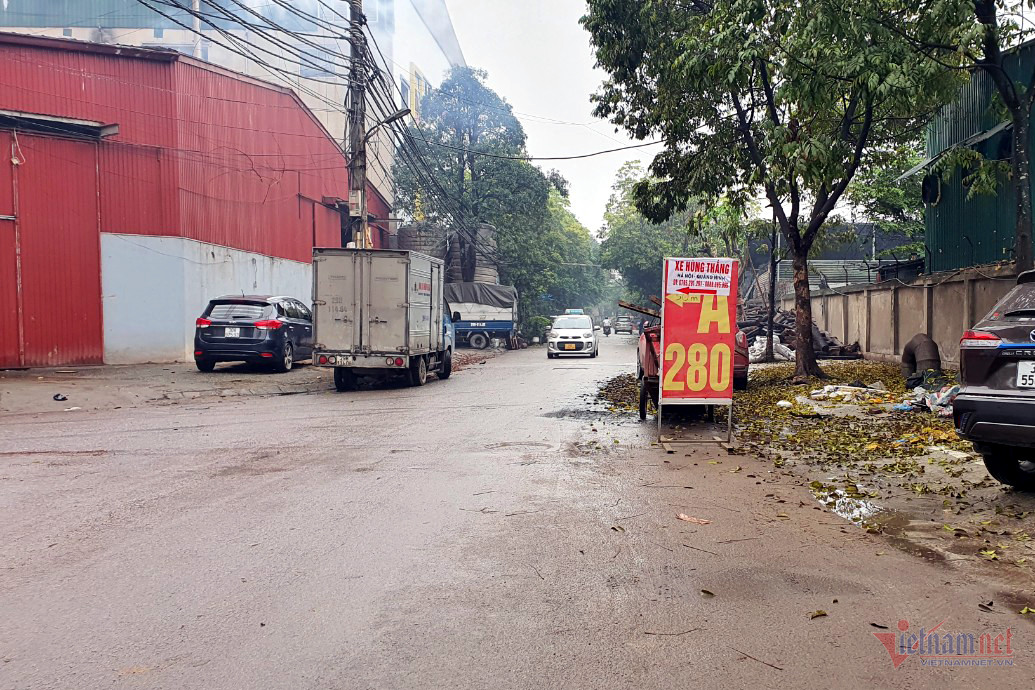 Biển thông báo bãi xe 280A hướng vào 50m ở khu vực làng nghề Tân Triều. Nơi này cách bãi cũ khoảng 500m. Ảnh chụp ngày 13/4