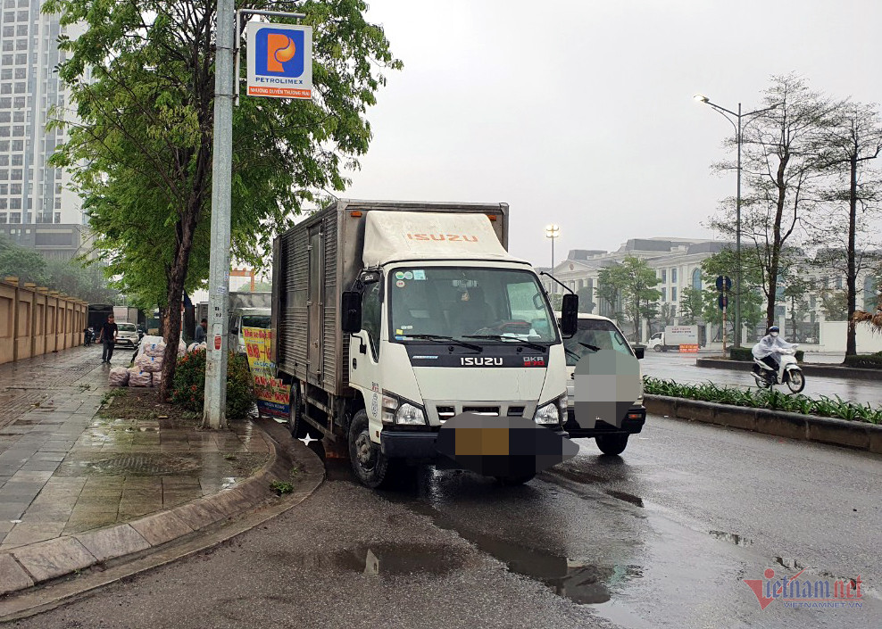 Trên đường Chu Văn An, cạnh bãi xe tĩnh của Công ty Vạn Thuận cũng hình thành bãi xe tự phát.