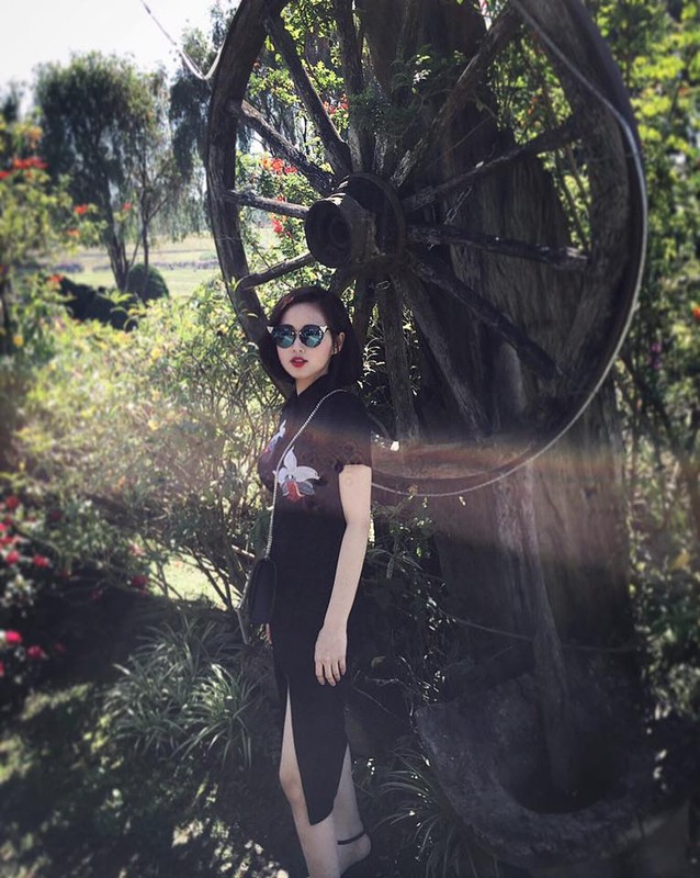 Những trang phục của Tâm Tít còn hướng tới cách mặc tối giản. Trang phục là yếu tố chính giúp các cô gái nổi bật hơn mà không cần tới sự trợ giúp của những món đồ phụ kiện.