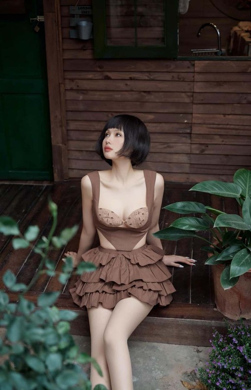 Có thân hình cân đối, làn da trắng mịn màng, Tâm Tít lăng xê nhiều style trẻ trung nhưng tôn dáng. Cô được khen ngợi có cách lên đồ khá 