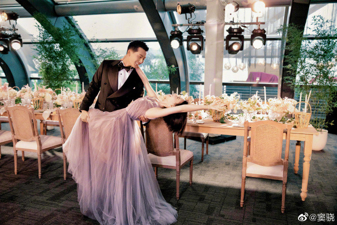 Hà Siêu Liên sinh năm 1991, tốt nghiệp ngành kinh tế tại Anh, sau đó về nước và trở thành gương mặt đại diện, mẫu ảnh cho nhiều nhãn hàng.