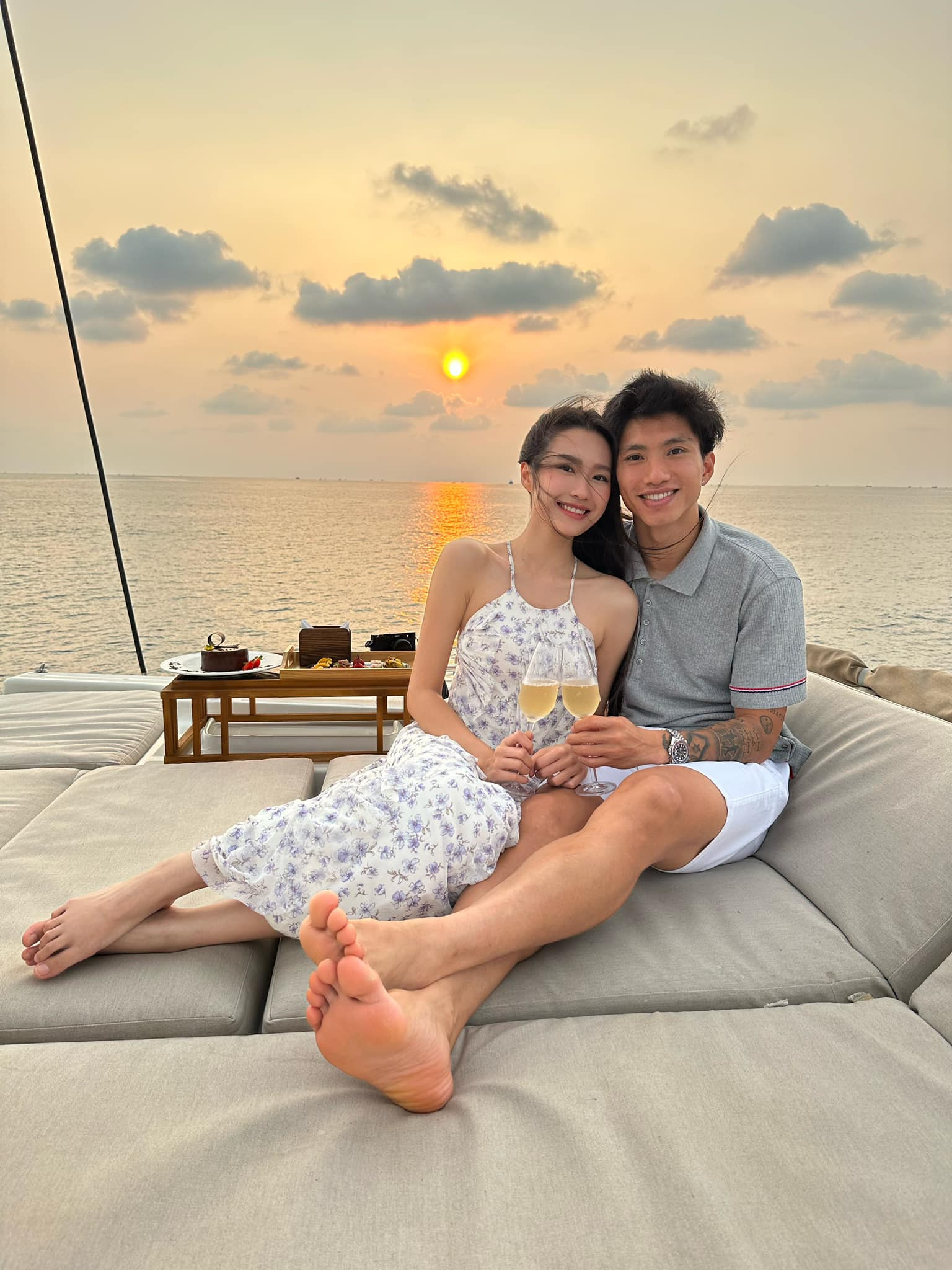 Cầu thủ Đoàn Văn Hậu hạnh phúc đón tuổi mới bên bạn gái.