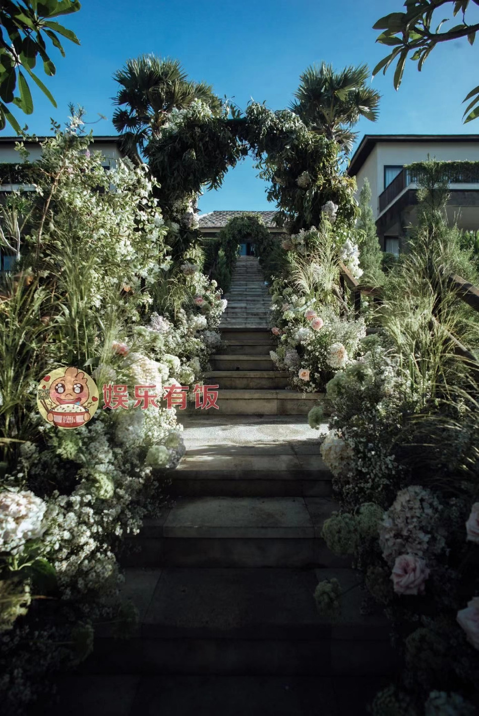 Không gian tiệc cưới được trang trí theo phong cách hiện đại, trắng và hồng là 2 màu sắc chủ đạo. 