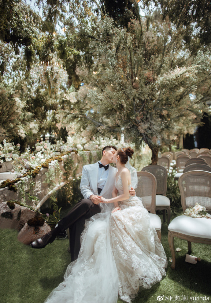 Đậu Kiêu nắm tay Hà Siêu Liên bước đi trong không gian lễ cưới sang trọng, lãng mạn, phủ đầy hoa và ánh đèn. Cặp đôi không ngần ngại trao cho nhau những cử chỉ ngọt ngào.