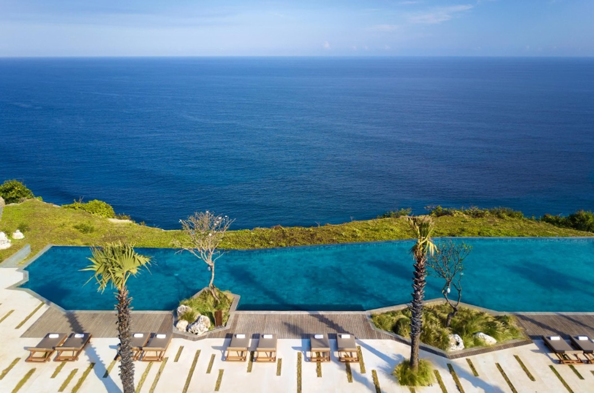 Toàn bộ không gian tổ chức lễ cưới diễn ra tại khách sạn 5 sao, nằm ở vách đá phía nam hướng ra Ấn Độ Dương. Chi phí đi lại của khách mời đều do cặp đôi chi trả. Theo truyền thông địa phương, cặp đôi chi đến 50 triệu HKD (149 tỷ đồng) cho ngày trọng đại. 