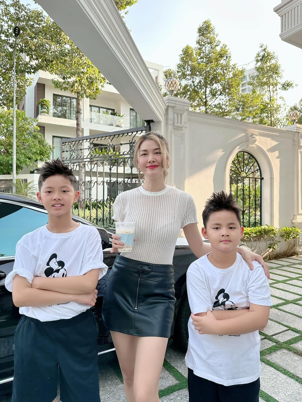 Thuỷ Anh tiết lộ hai con trai từng là nạn nhân của bạo lực học đường. Cô còn nhắn nhủ các bậc phụ huynh cần làm bạn với con và thường xuyên nói chuyện tâm sự
