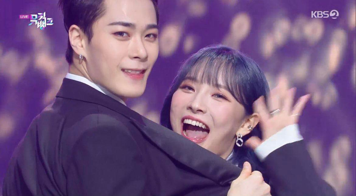 Moonbin và em gái.